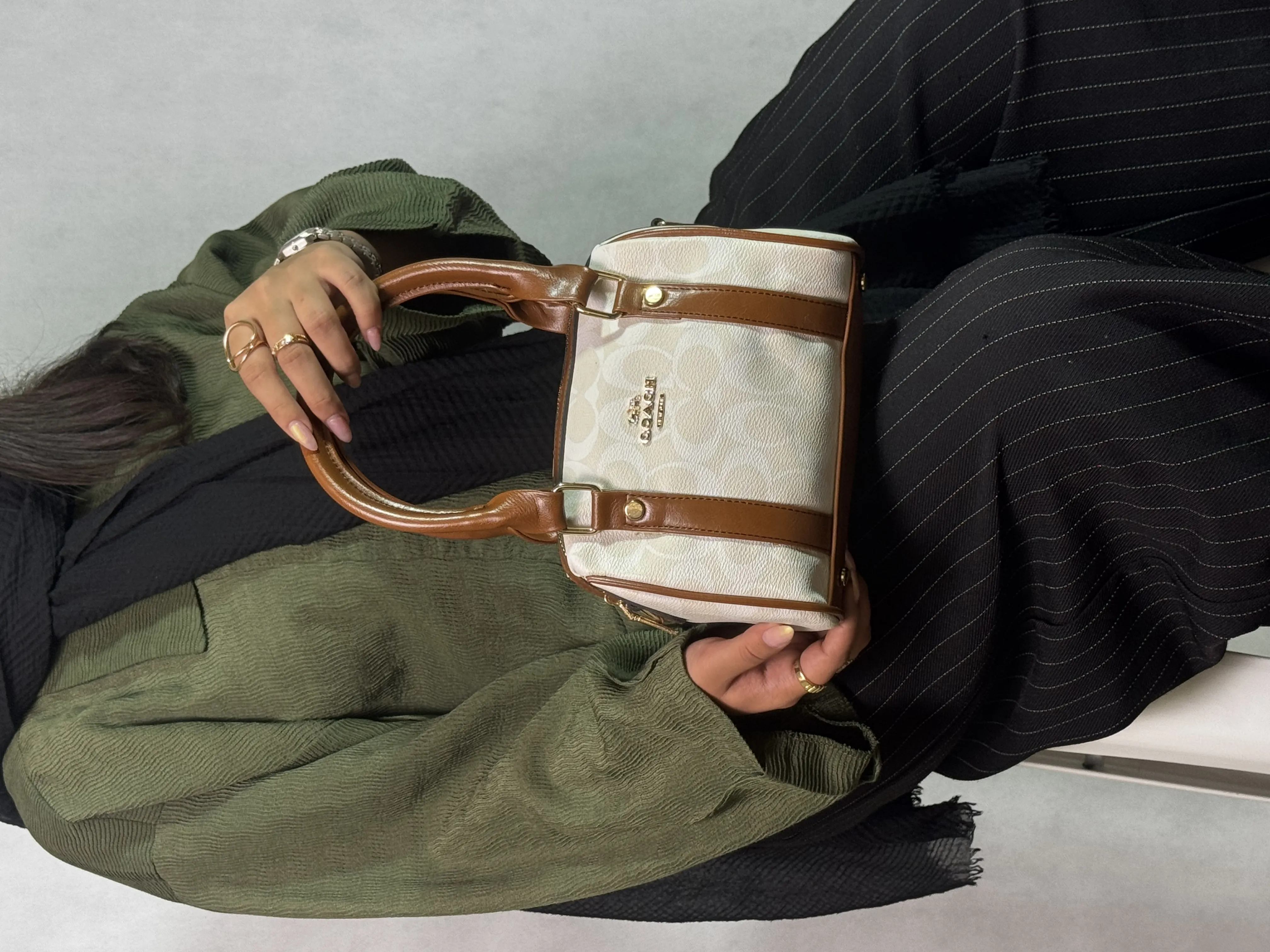 کیف صندوقی دخترانه کرم روشن با نوشته سفید  کوچ coach